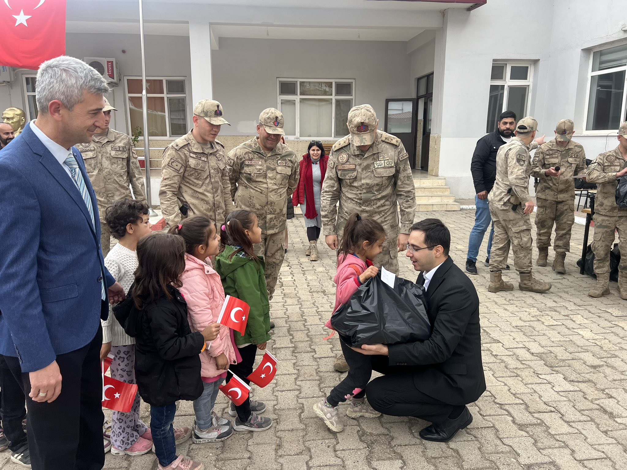 Gercüş Kaymakamı Öztaş’tan öğrencilere anlamlı destek