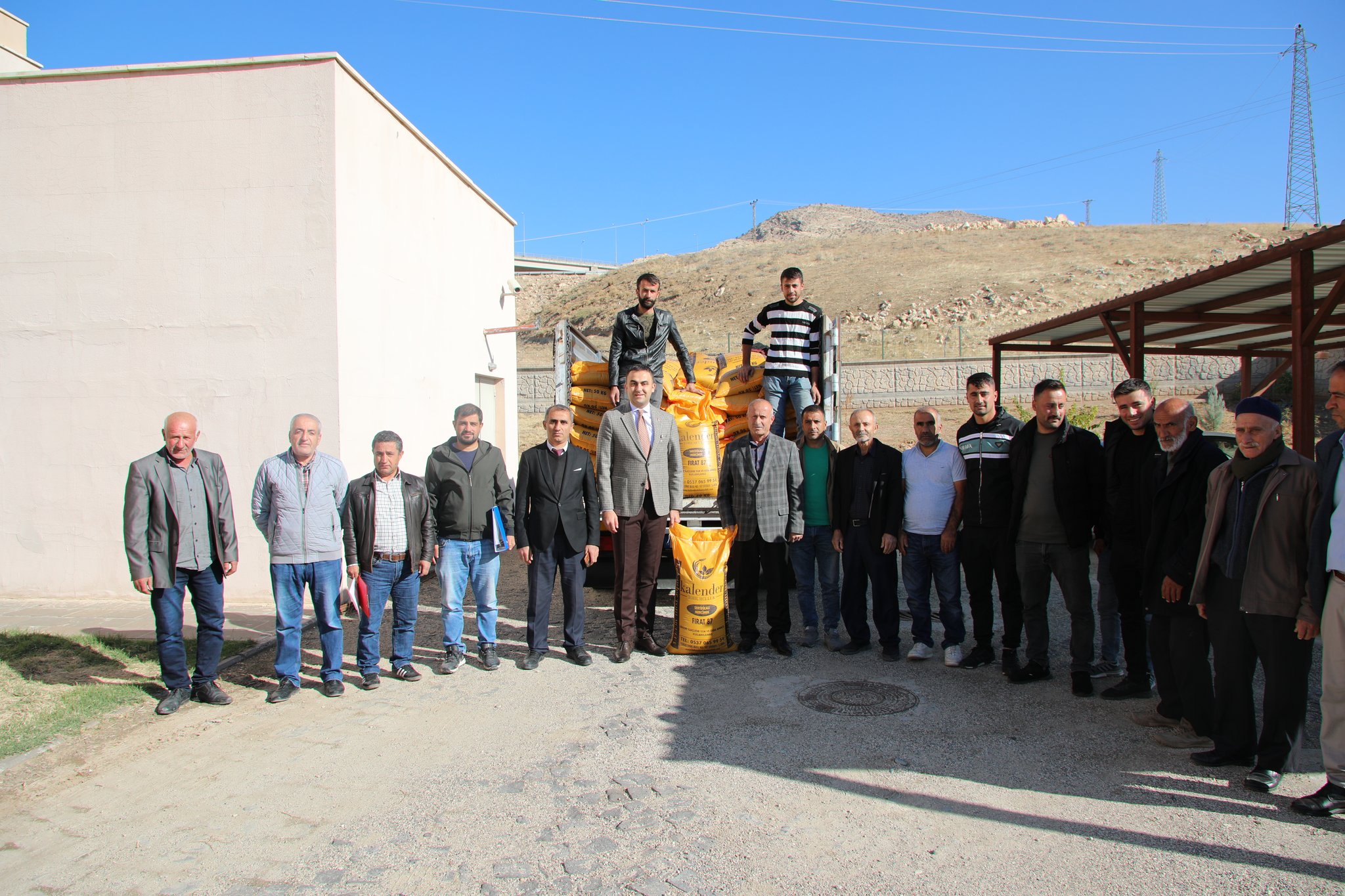Hasankeyf’te kırmızı mercimek tohumu dağıtımı yapıldı