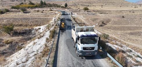 Hasankeyf’te köy yollarında asfalt yama çalışmaları başladı
