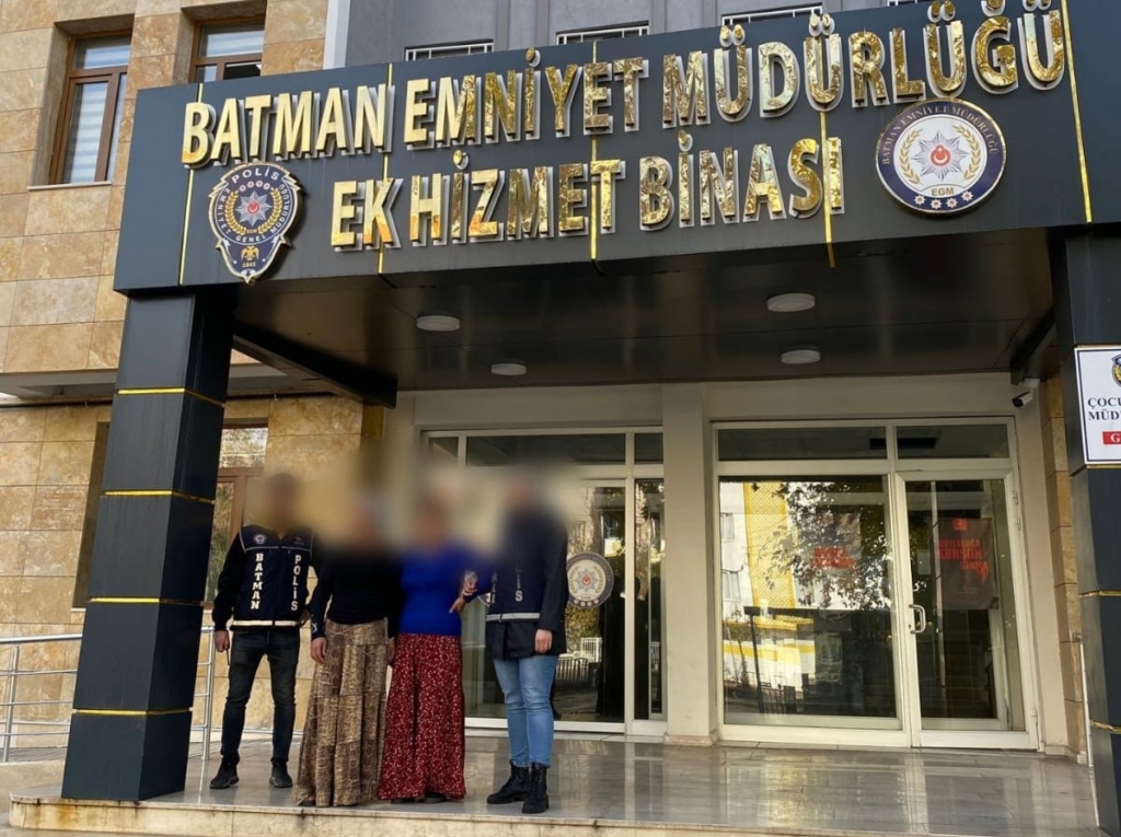 Hırsızlar, çaldıkları ziynet eşyalarıyla yakalandı!