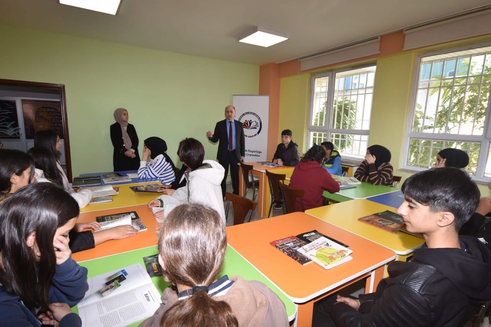 Kitap okuma noktasını ziyaret eden öğrencilerle buluştu