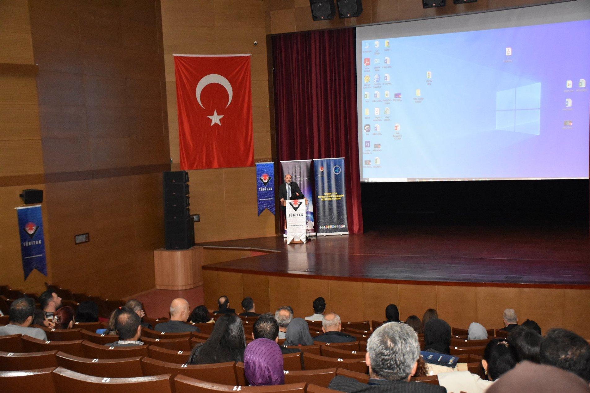 Öğretmenlere TÜBİTAK destekli bilimsel eğitim semineri başladı