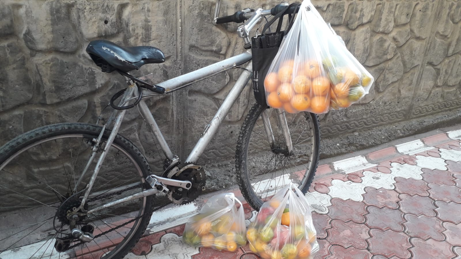 Altun Market’ten İhtiyaç Sahibi Ailelere Düzenli Meyve Desteği