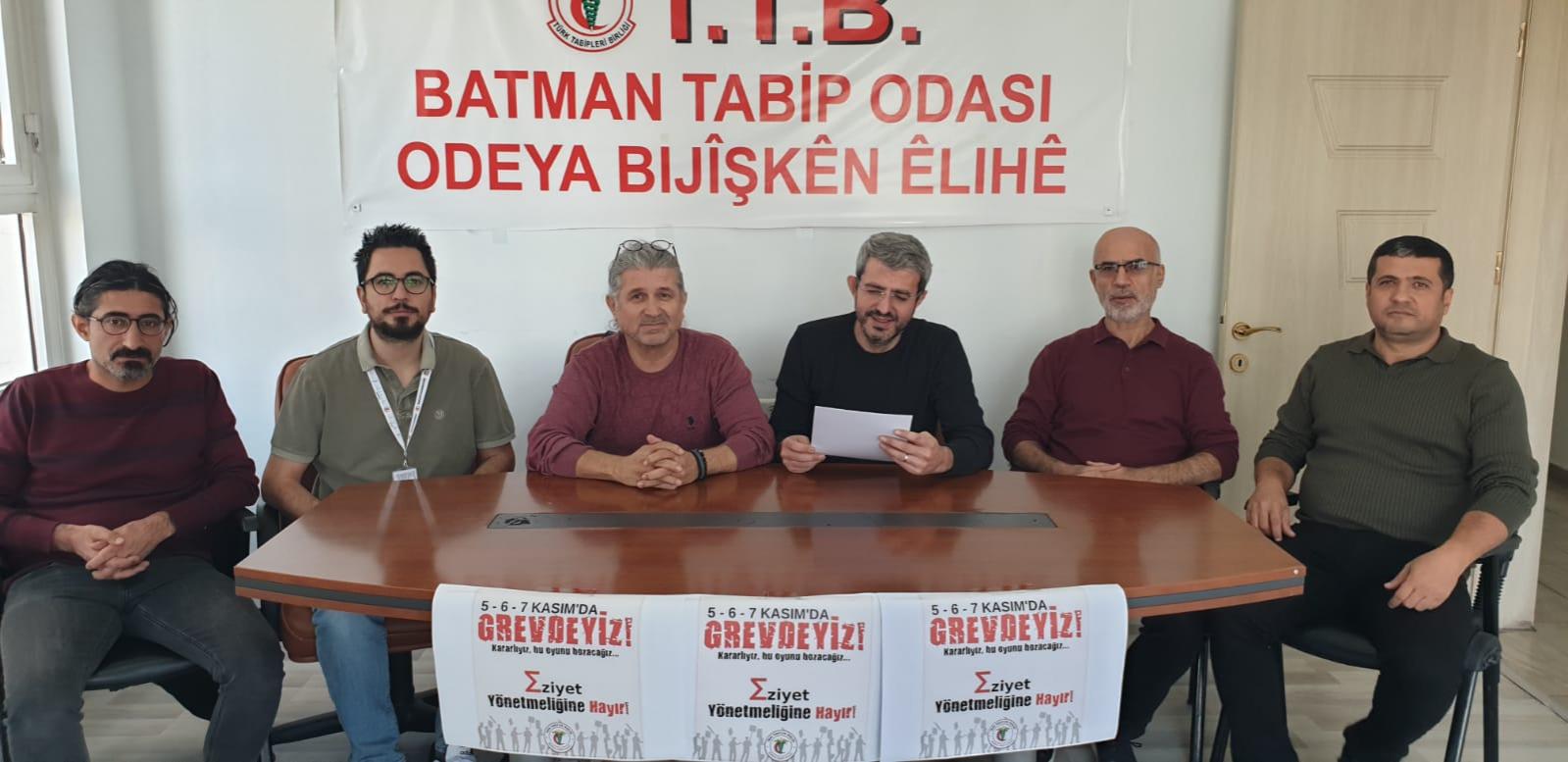 Batman’da Sağlık Çalışanları Performans Yönetmeliğini Protesto Ederek İş Bırakıyor