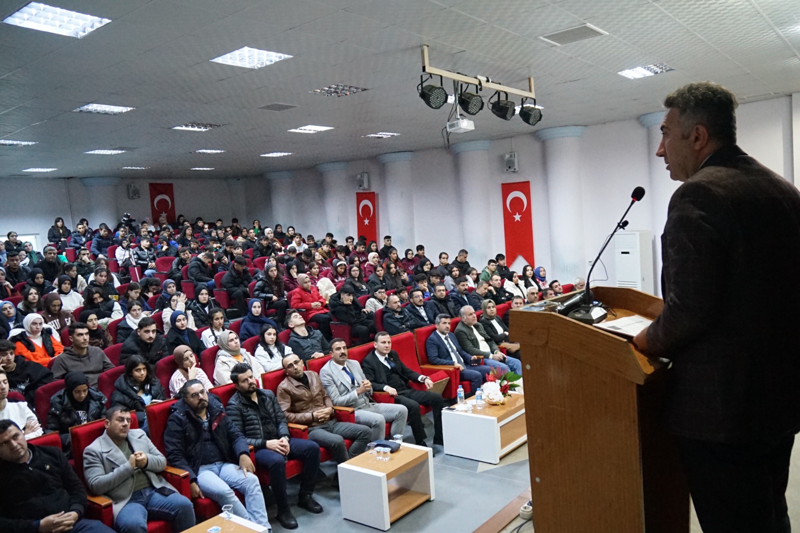 Rektör Demir, Öğrencilere yurt dışında burslu eğitim fırsatlarını anlattı