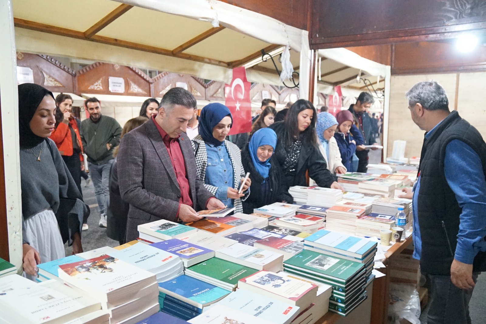 Rektör Demir Türk Tarih Kurumu Yayınları Standını Ziyaret Etti