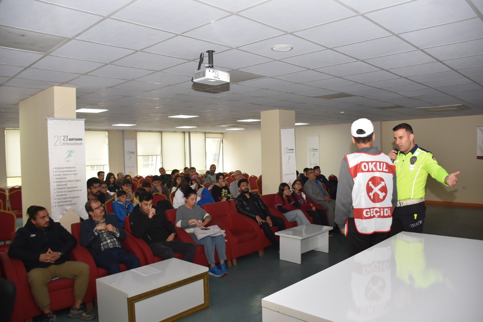 Gönüllü Öğrencilere “Okul Geçidi Görevlisi” eğitimi verildi