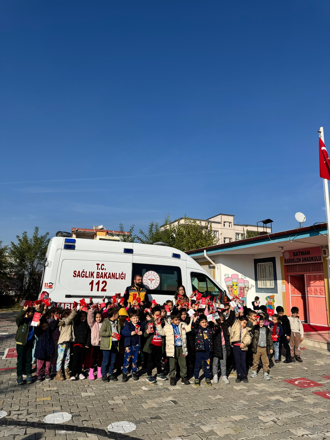 Minik Öğrencilere 112 Acil Sağlık Hizmetleri ve Ambulans Tanıtımı
