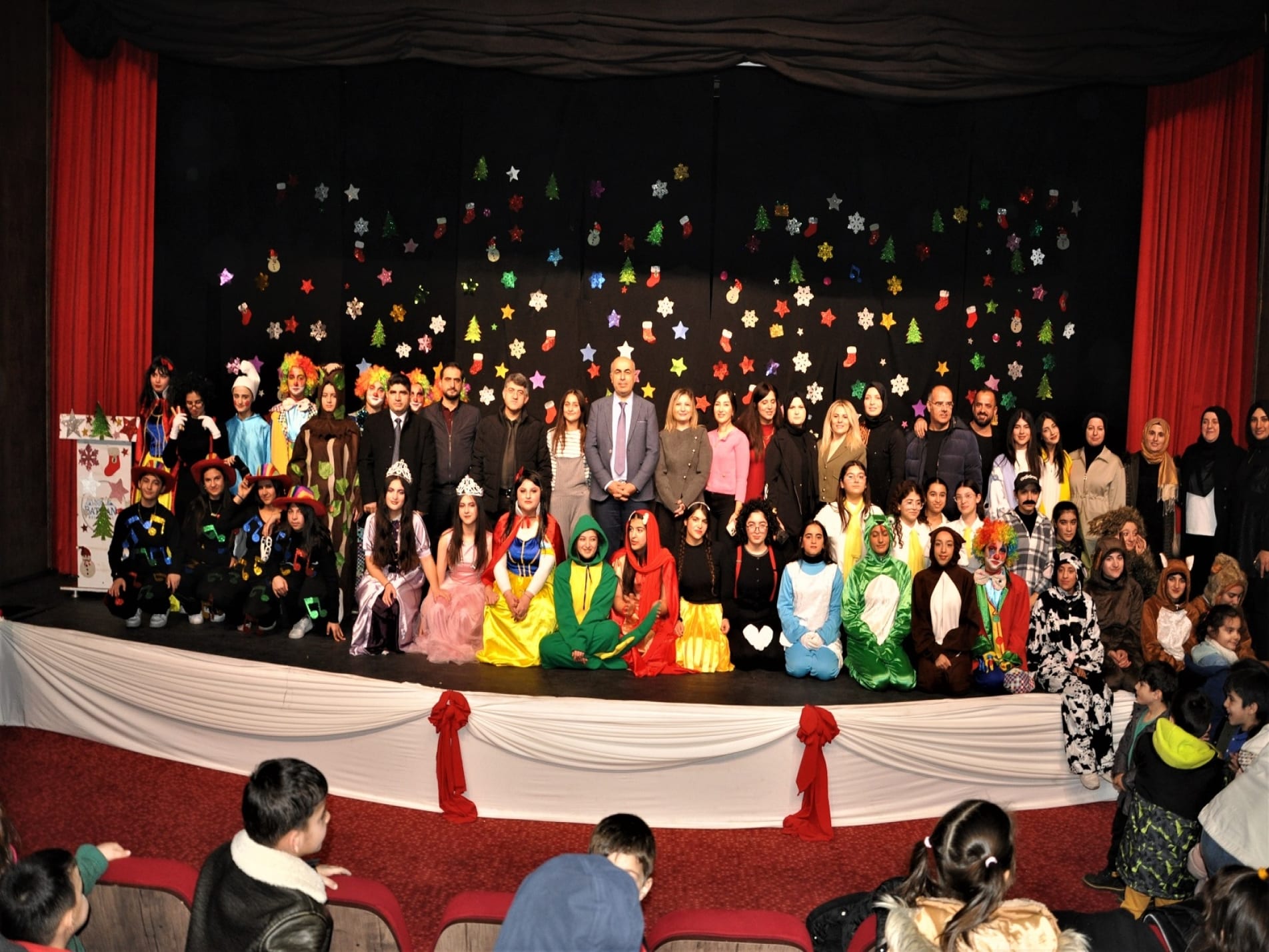 Minik Öğrenciler için renkli tiyatro gösterisi