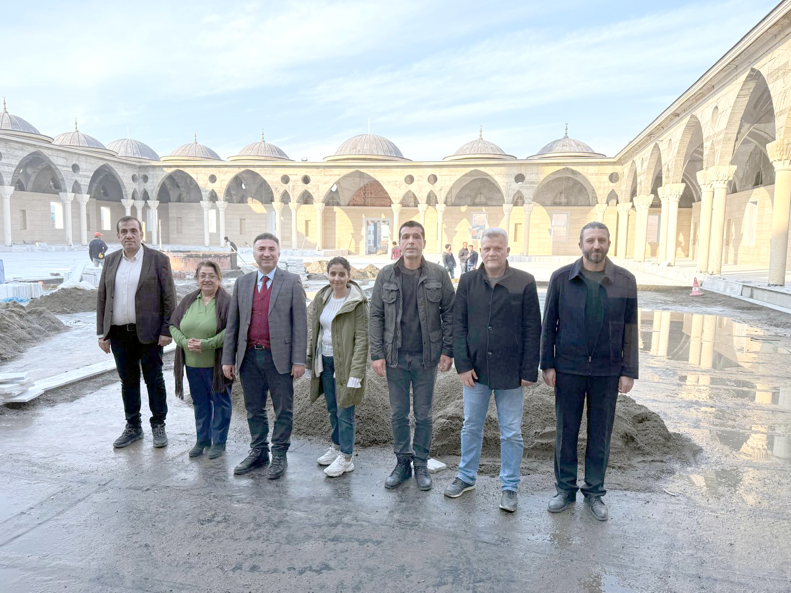 Rektör Demir, Batı Raman Camii inşaatında incelemelerde bulundu
