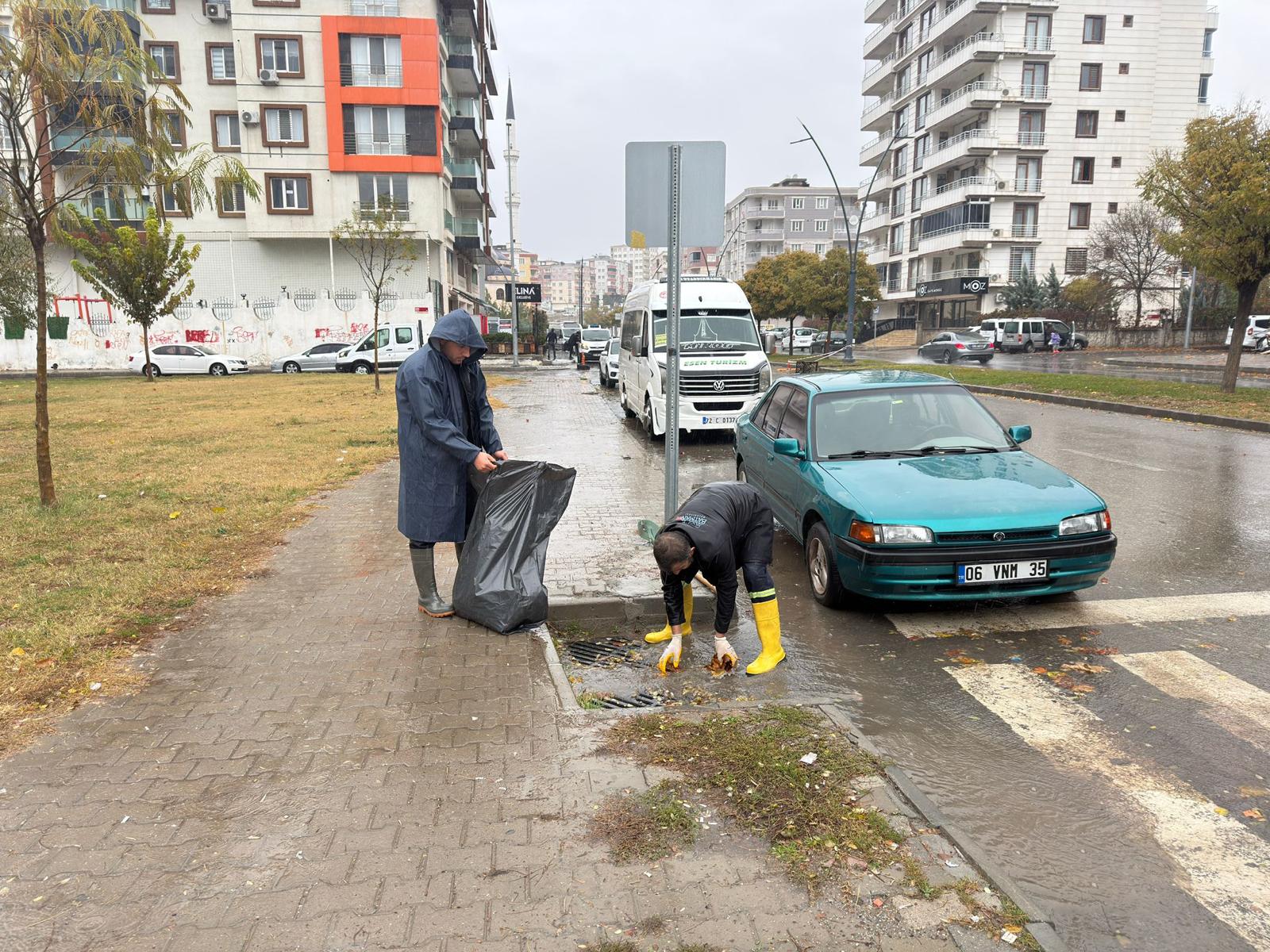 Belediye Ekipleri Mazgalları Temizledi