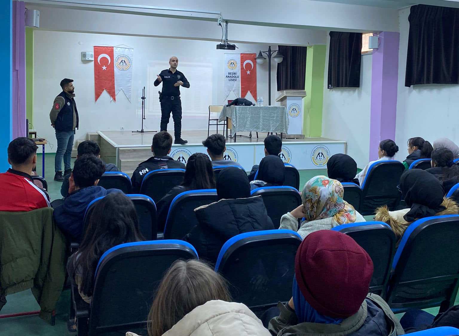 Polislerden öğrencilere eğitim ve bilgilendirme