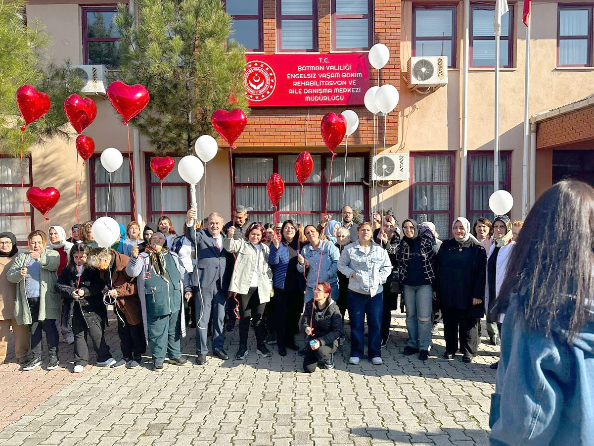 Dr. Canalp, özel gereksinimli bireylerle bir araya geldi