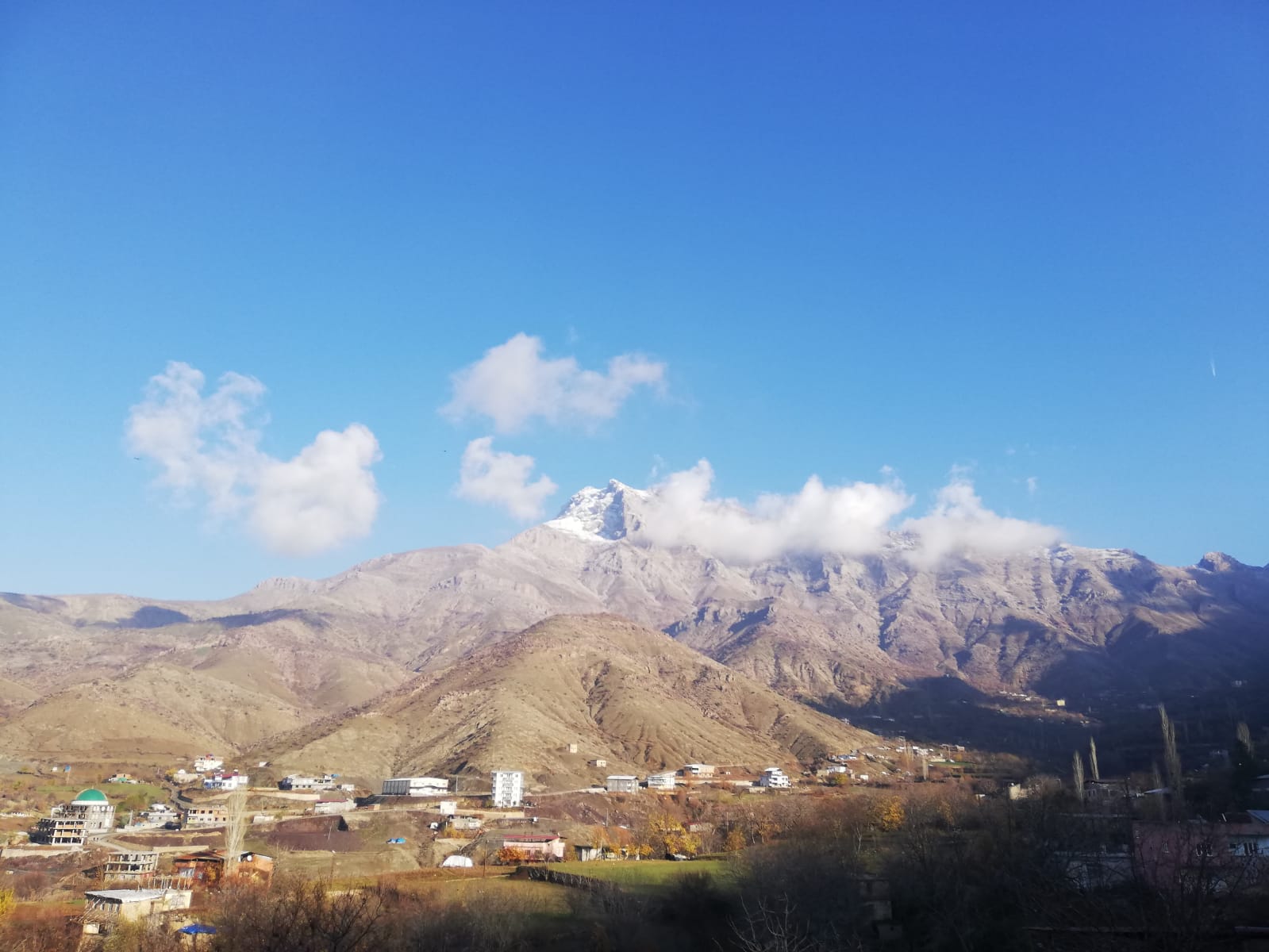 Dağlarda Kar, Merkezde Sonbahar