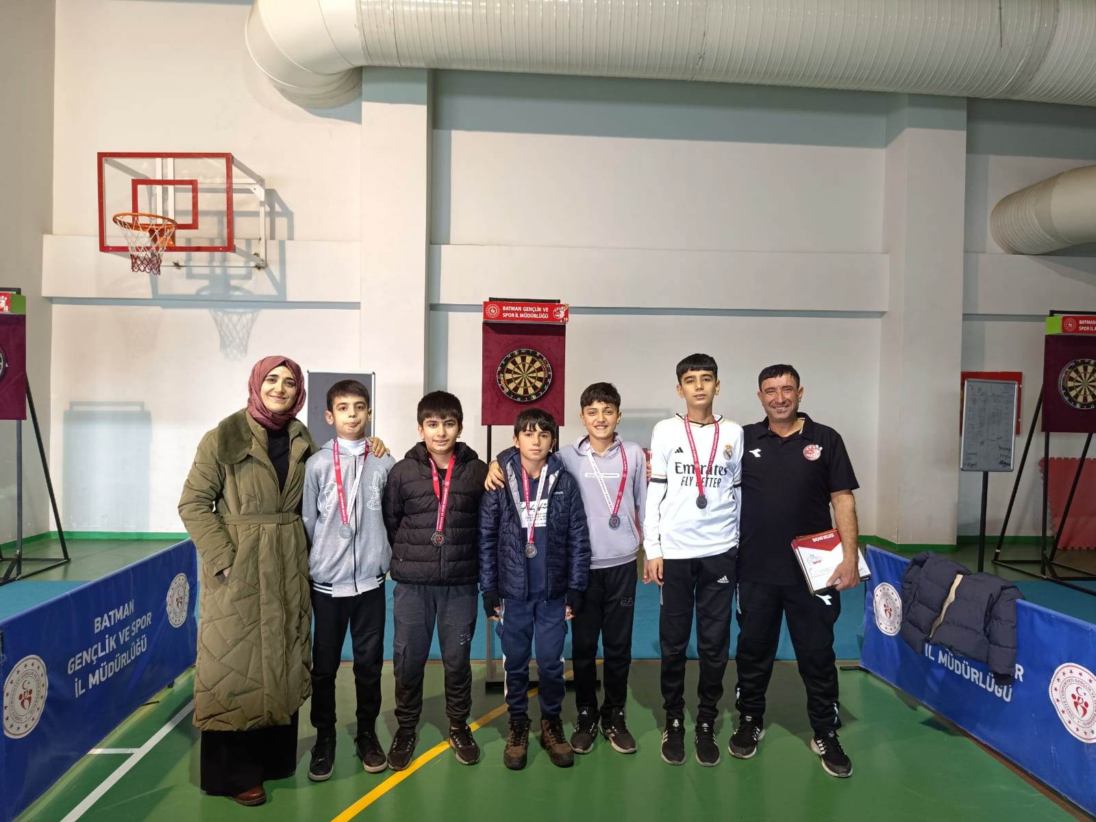 Dart’ın yıldızı Ziya Gökalp oldu  Batman Gençlik ve Spor İl Müdürlüğünün 2024-2025 Okul Sporları faaliyet programında yer alan yıldızlar dart erkekler il şampiyonası sona erdi.  11 Okulun katılım sağladığı il şampiyonasında Ziya Gökalp Ortaokulu şampiyon oldu. Turnuvaya 11 okul katılım sağladı.  19 Mayıs Dart Eğitim Merkezinde yapılan müsabakalar sonucunda dereceye giren takımlara kupa ve madalya verildi.   YILDIZ ERKEKLER 1 – Ziya Gökalp O.O 2 – Milli Eğitim Vakfı O.O 3 – 100. Yıl O.O 4 – Metin Bostancıoğlu O.O