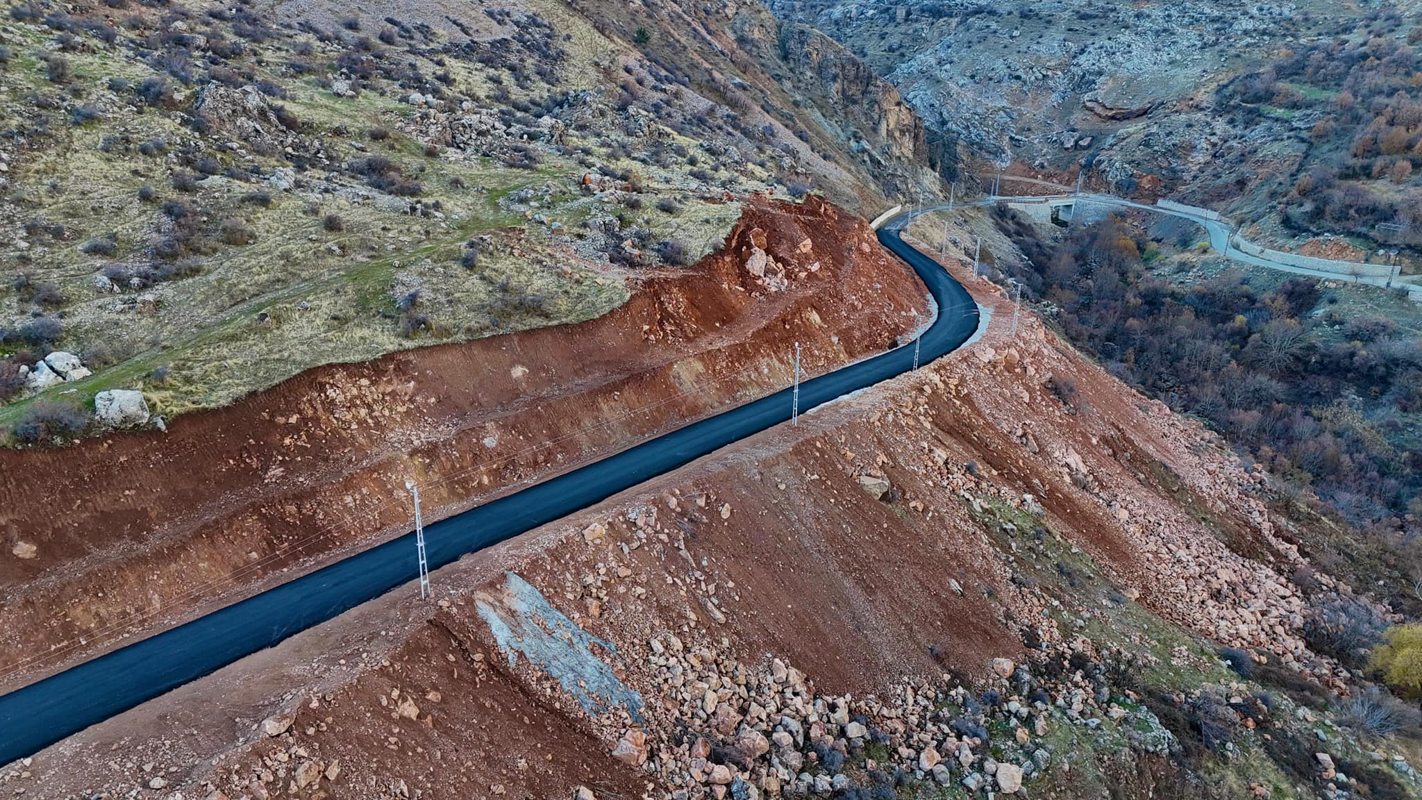 Kozluk’ta 4 Grup Köy Yolu BSK asfaltı tamamlandı