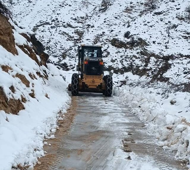 Kozluk’ta karla mücadele çalışmaları devam ediyor