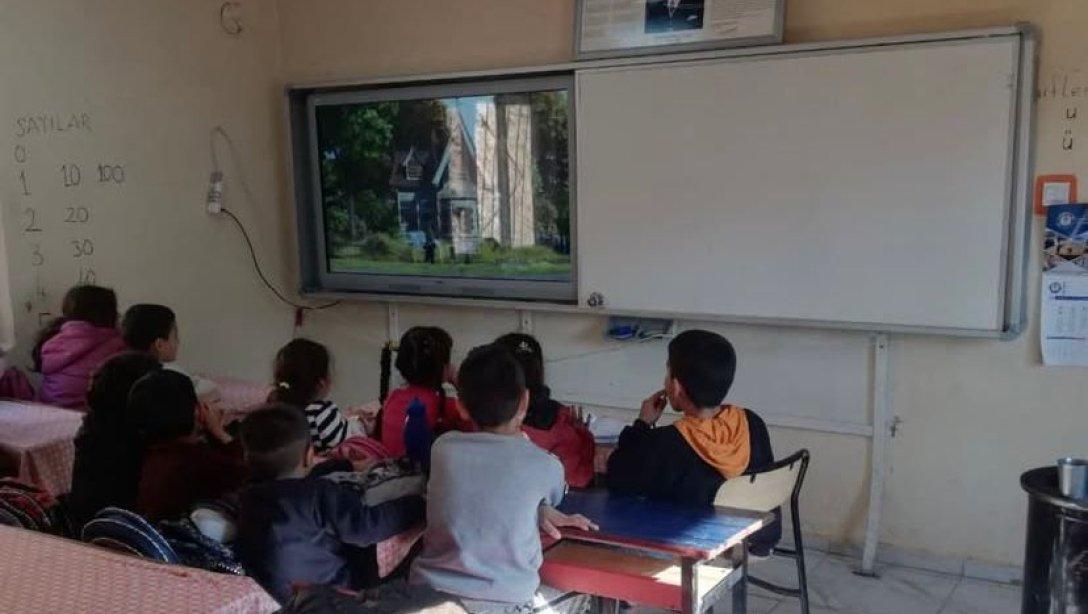 Köy okulları akıllı tahtalarla buluşturuldu