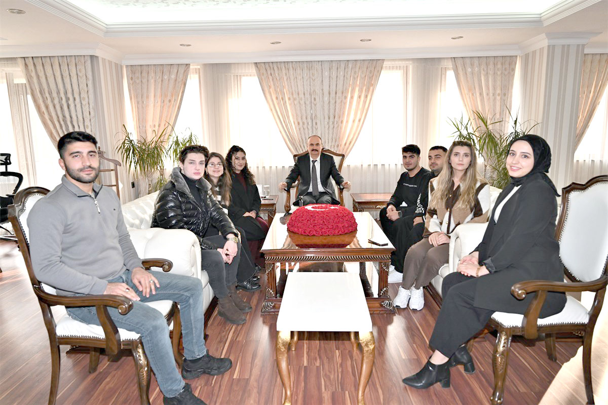 Siyaset Bilimi ve Kamu Yönetimi Bölümü Öğrencilerinden Vali Canalp’e ziyaret