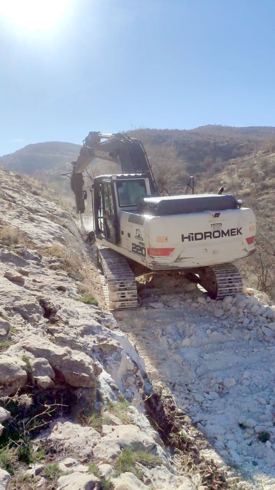 Hasankeyf’te Yakaköy Köyü’nde arazi yolu çalışmaları başladı