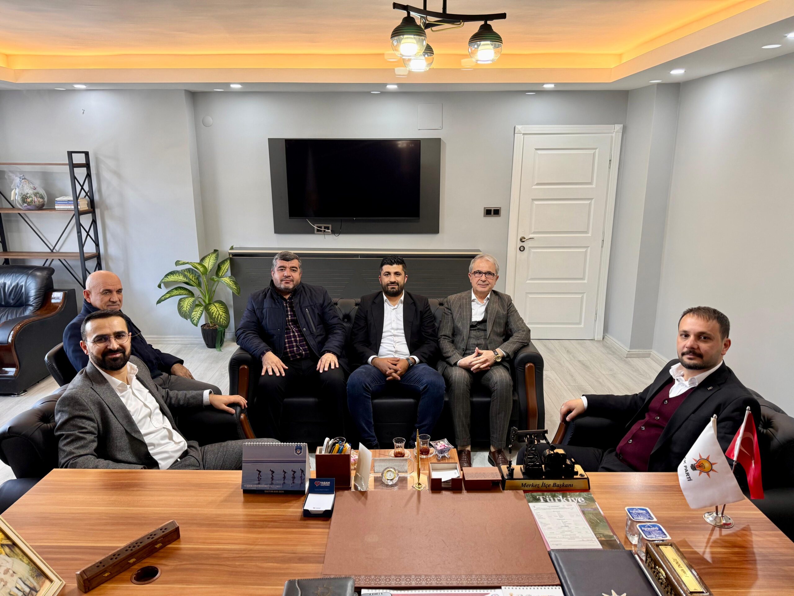 Altun’dan Ak Parti’ye hayırlı olsun ziyareti