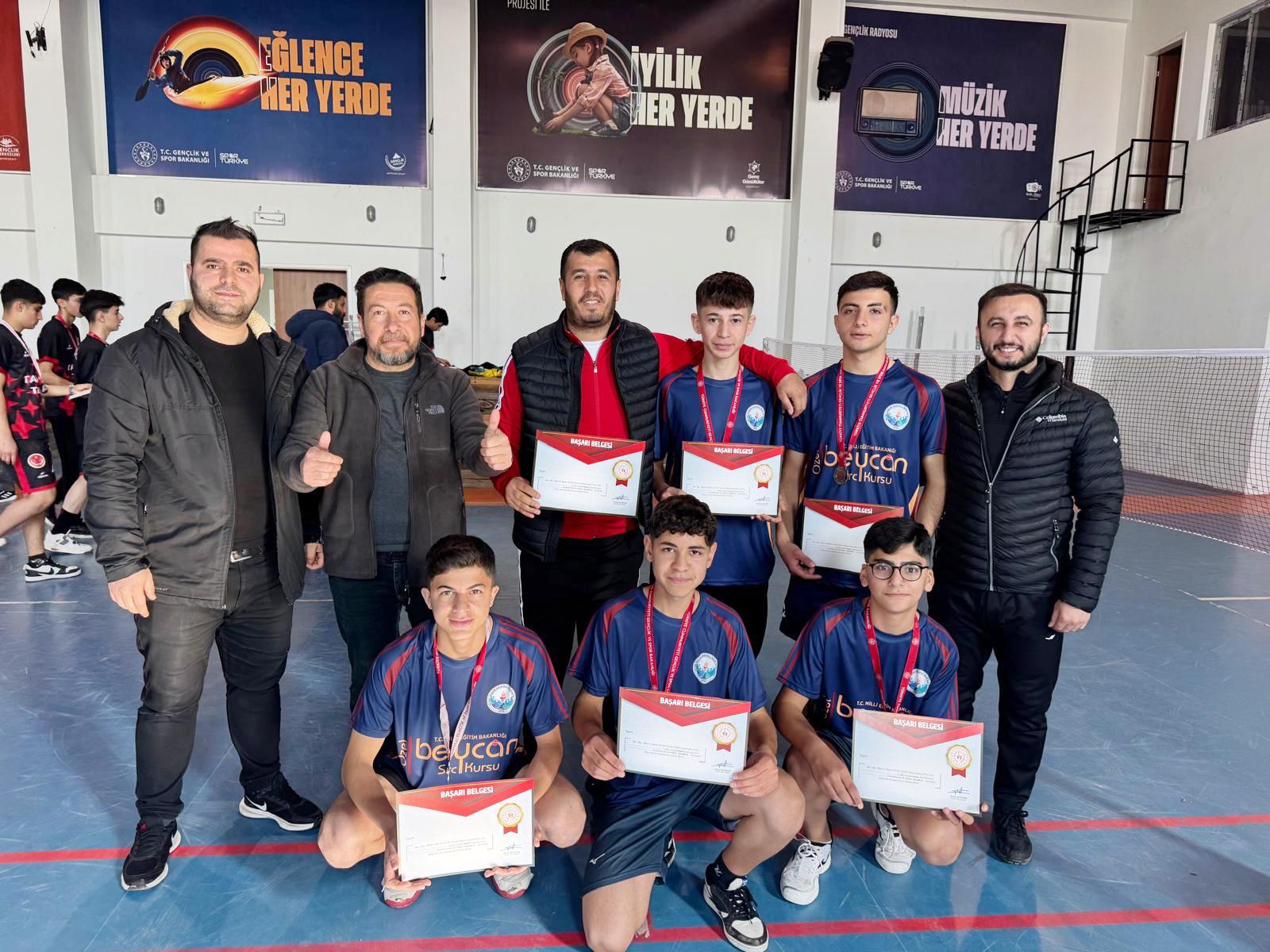 Badmintonda il Şampiyonu Veysel Karani