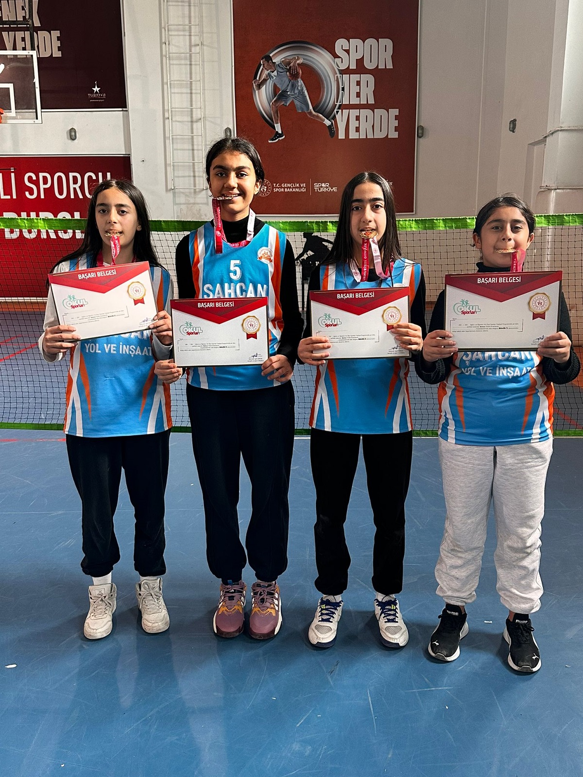 BADMİNTON’UN YILDIZLARI BELLİ OLDU