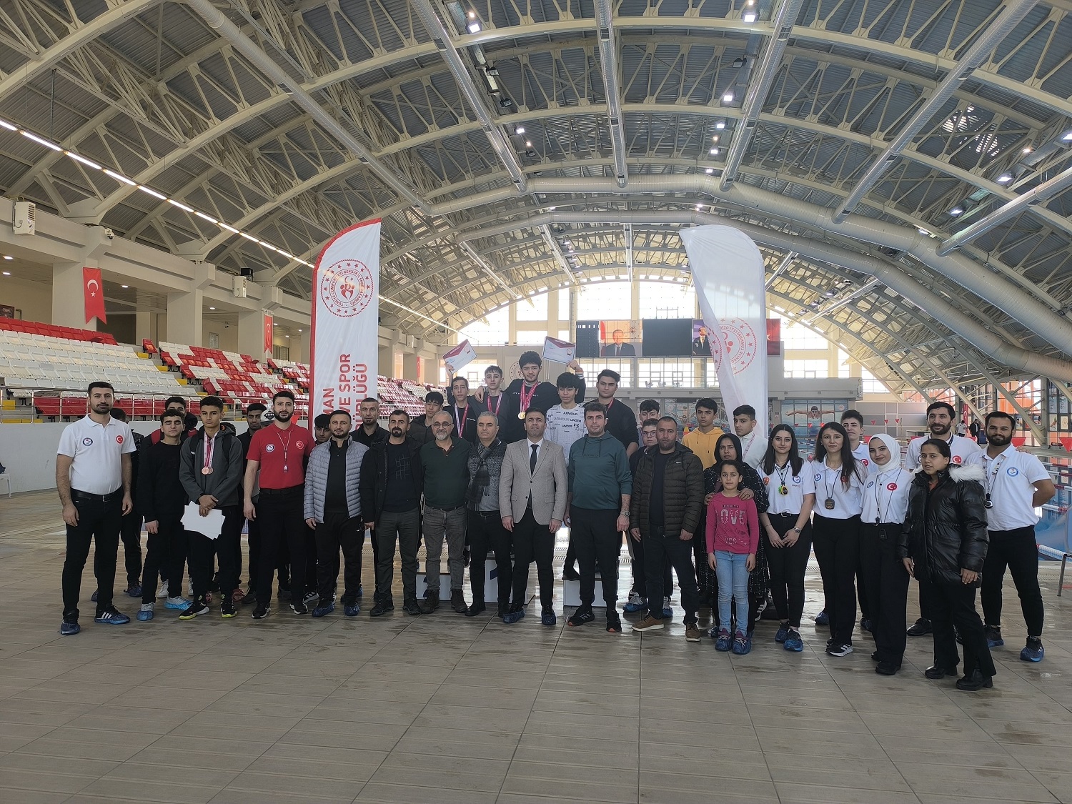 SU PERİLERİ ŞAMPİYONLUK İÇİN YARIŞTI