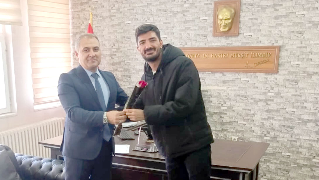 Beşiri’de yeni atanan Öğretmenler güllerle karşılandı