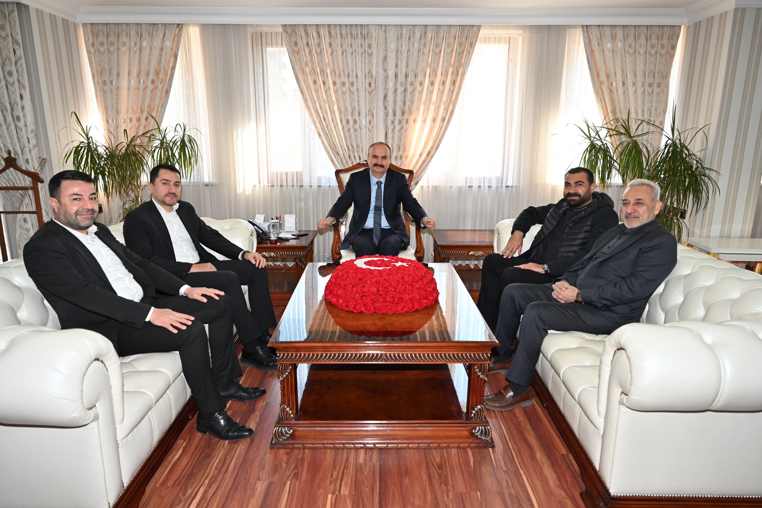 Galericiler Derneğinden Vali Canalp’e teşekkür ziyareti