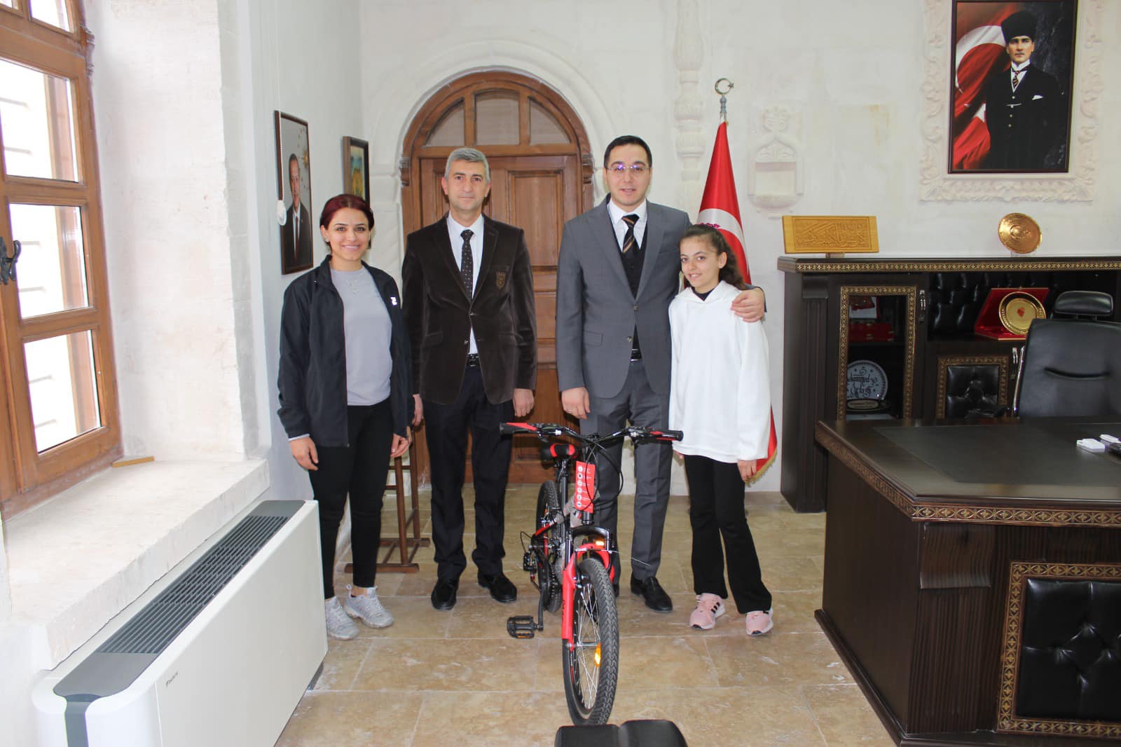 Kaymakam Öztaş, İstiklal Marşı Okuma Yarışması Birincisi Tuana Aslan’ı ağırladı