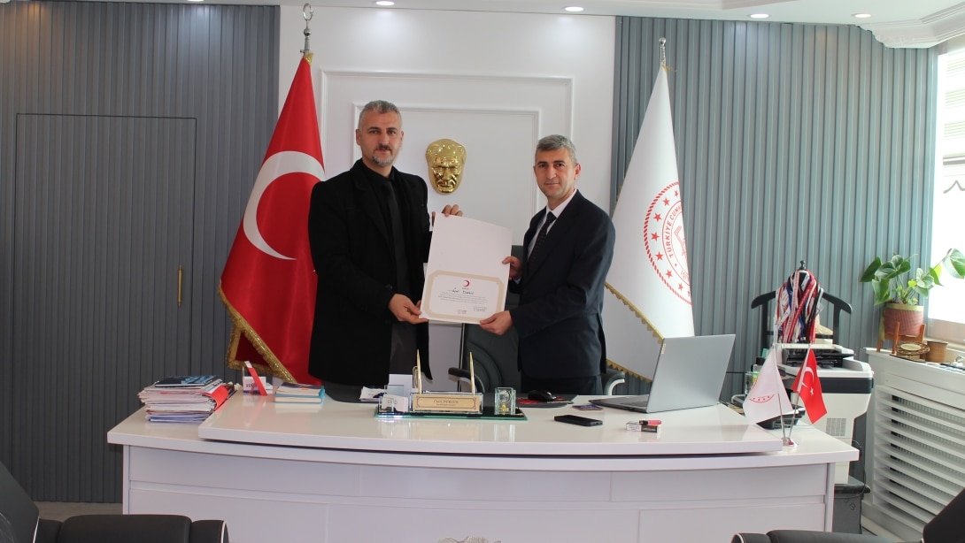 Kızılay’dan Müdür Dursun’a teşekkür