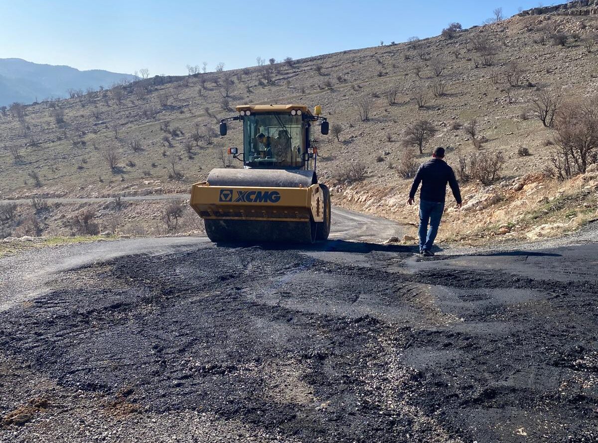 Hasankeyf’te tehlikeli yolda asfalt onarım çalışması yapıldı