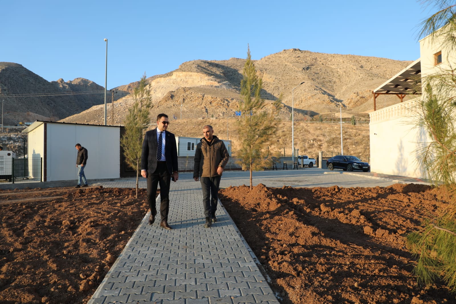 Şantiye binasında incelemelerde bulundu