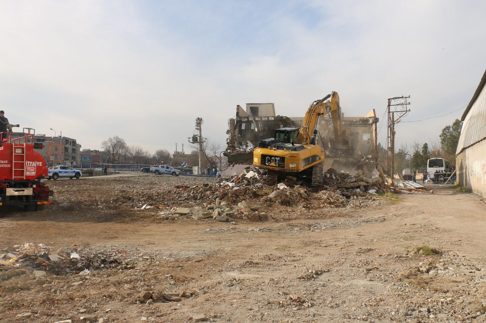 İluh’ta yıkım çalışmaları devam ediyor