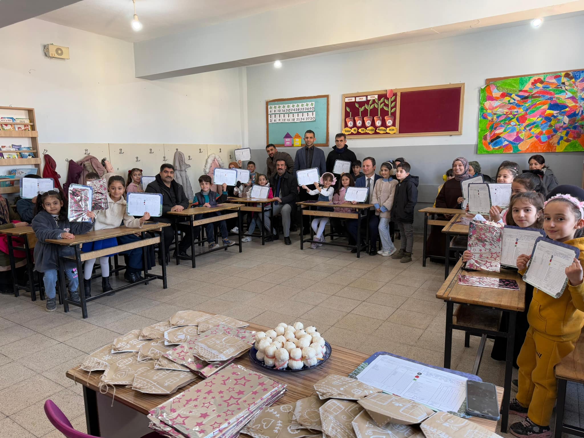Kaymakam Güngör, öğrencilerin karne heyecanına ortak oldu