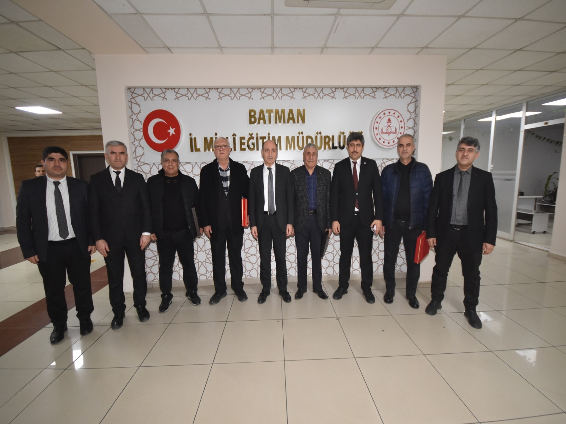 Emekliye ayrılan personele teşekkür plaketi