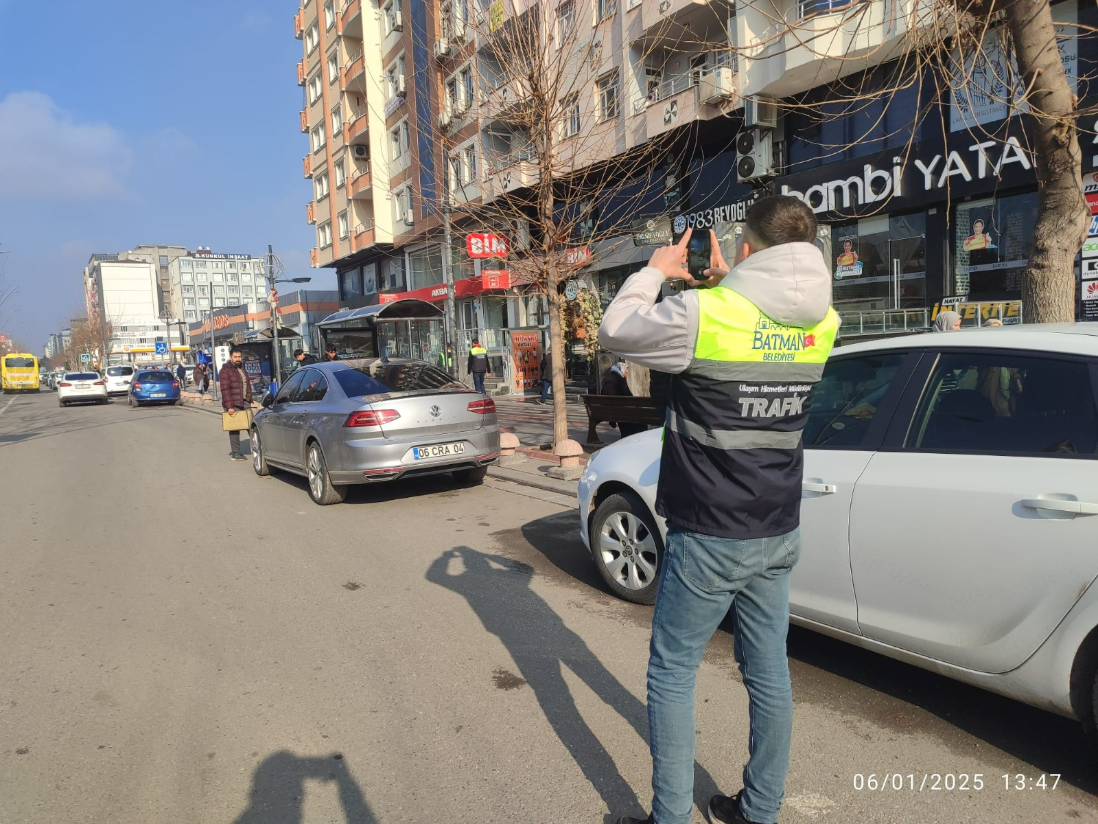 Otobüs geçişini engelleyen araç sürücüleri denetleniyor