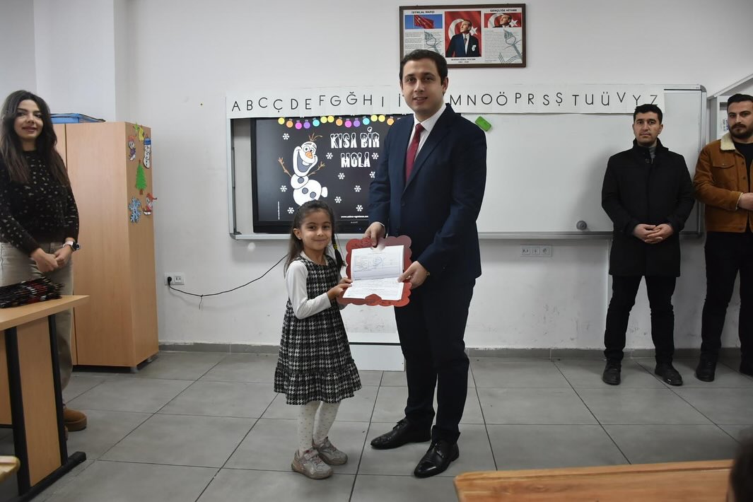 Kaymakam Furkan Başar, öğrencilerin karne sevincine ortak oldu