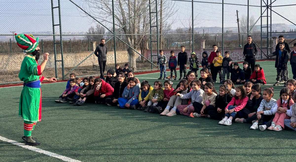 Tekağaç İlk ve Ortaokulu Öğrencileri, Hacivat Karagöz ile coştu