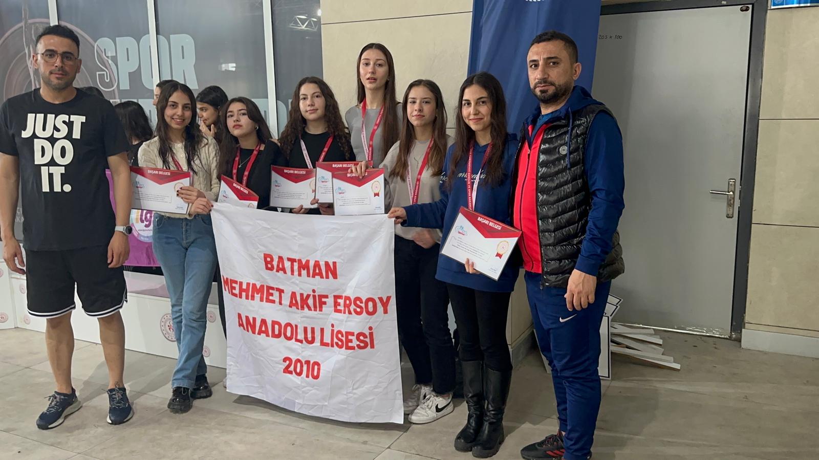 Mehmet Akif Ersoy Anadolu Lisesi Kız Yüzme Takımı Finale Yükseldi