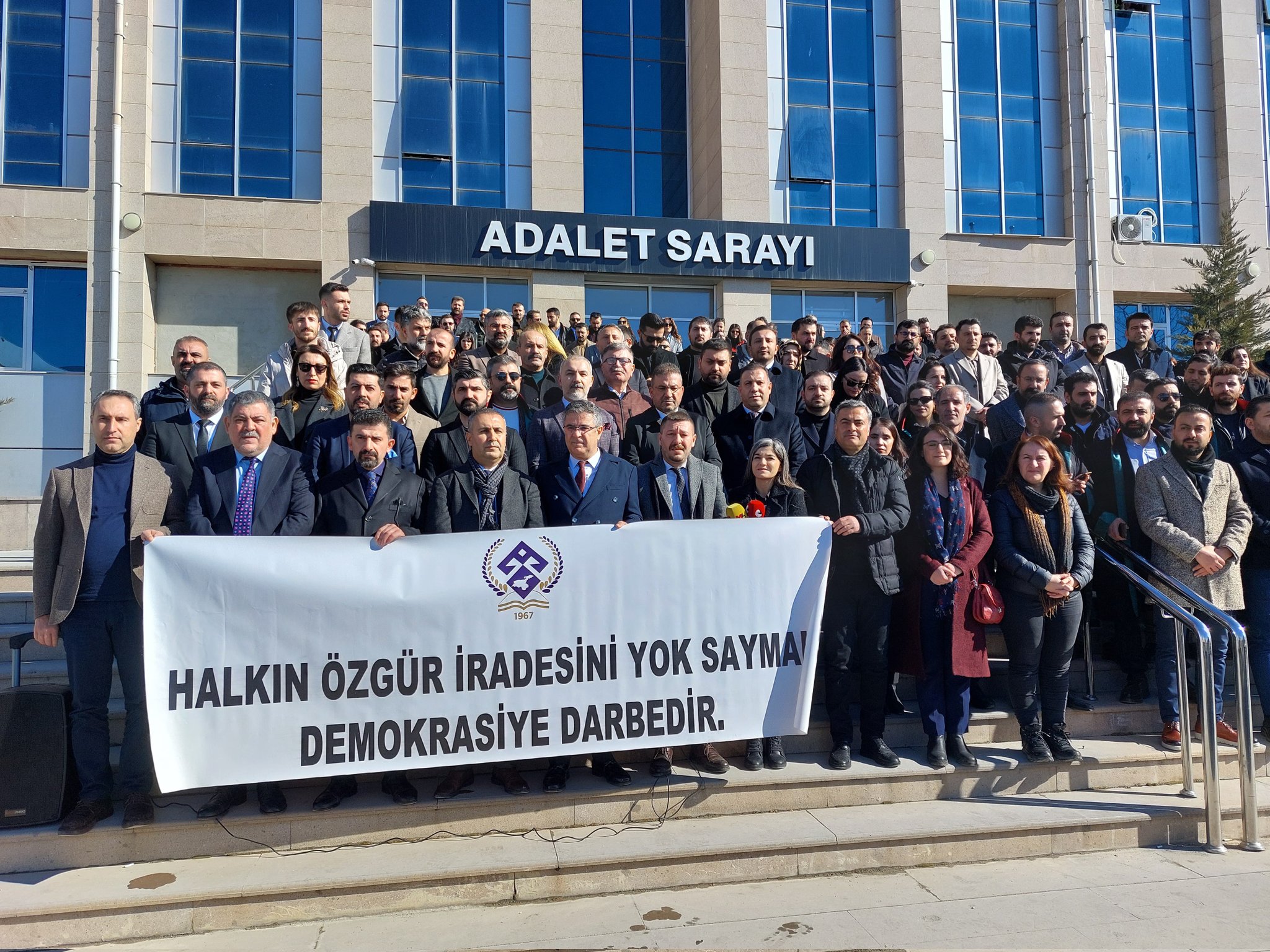 Baro Başkanı Çakan, Van Adliyesi önünde basın açıklamasına katıldı