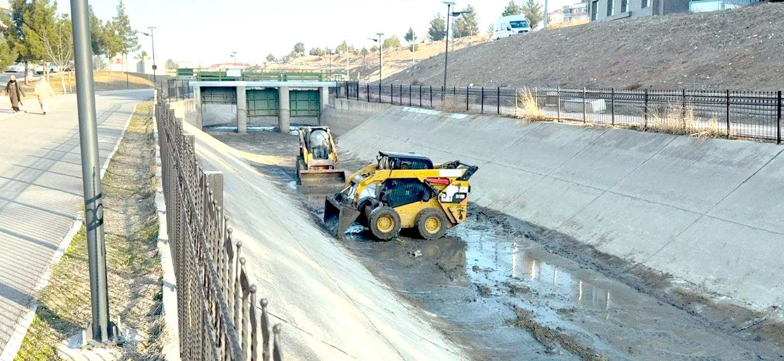 DSİ kanalında temizlik çalışması