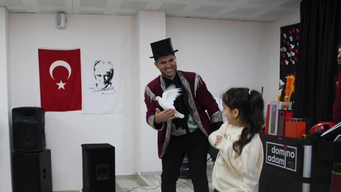 Çocuk Tiyatrosu Etkinliğinde İllüzyon gösterisi büyük ilgi gördü