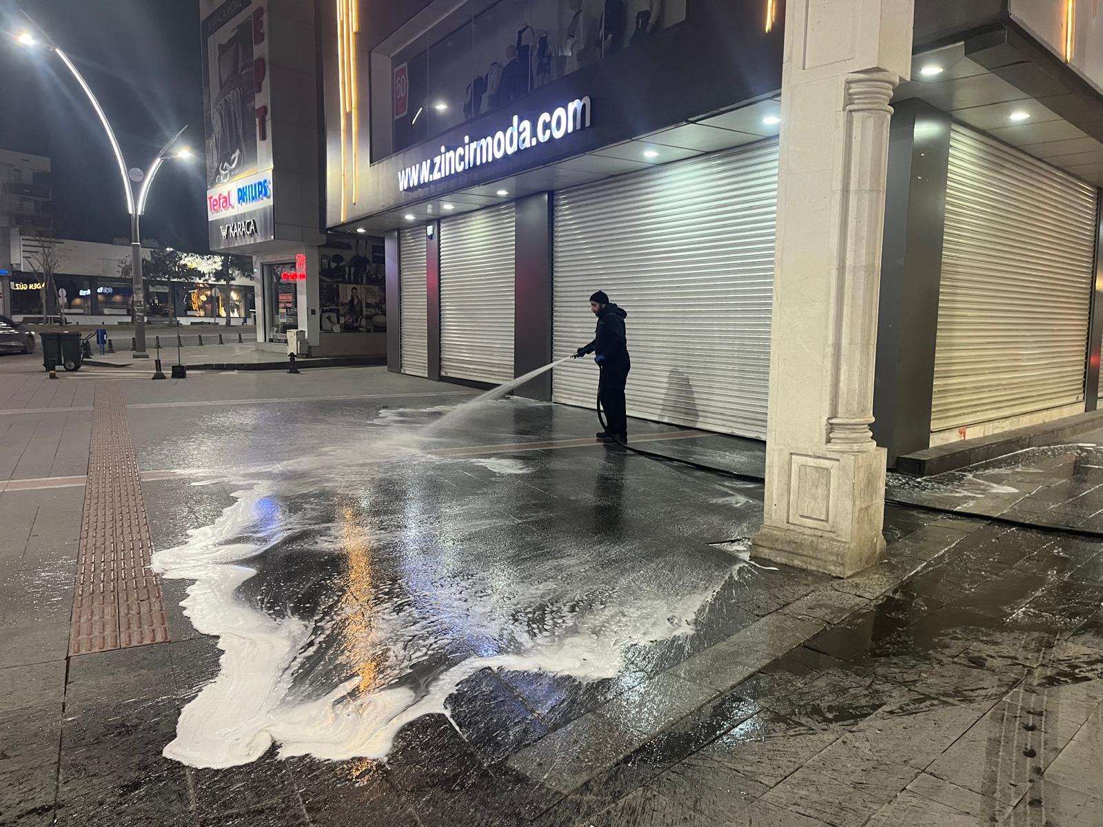 Kaldırımlar Pırıl Pırıl