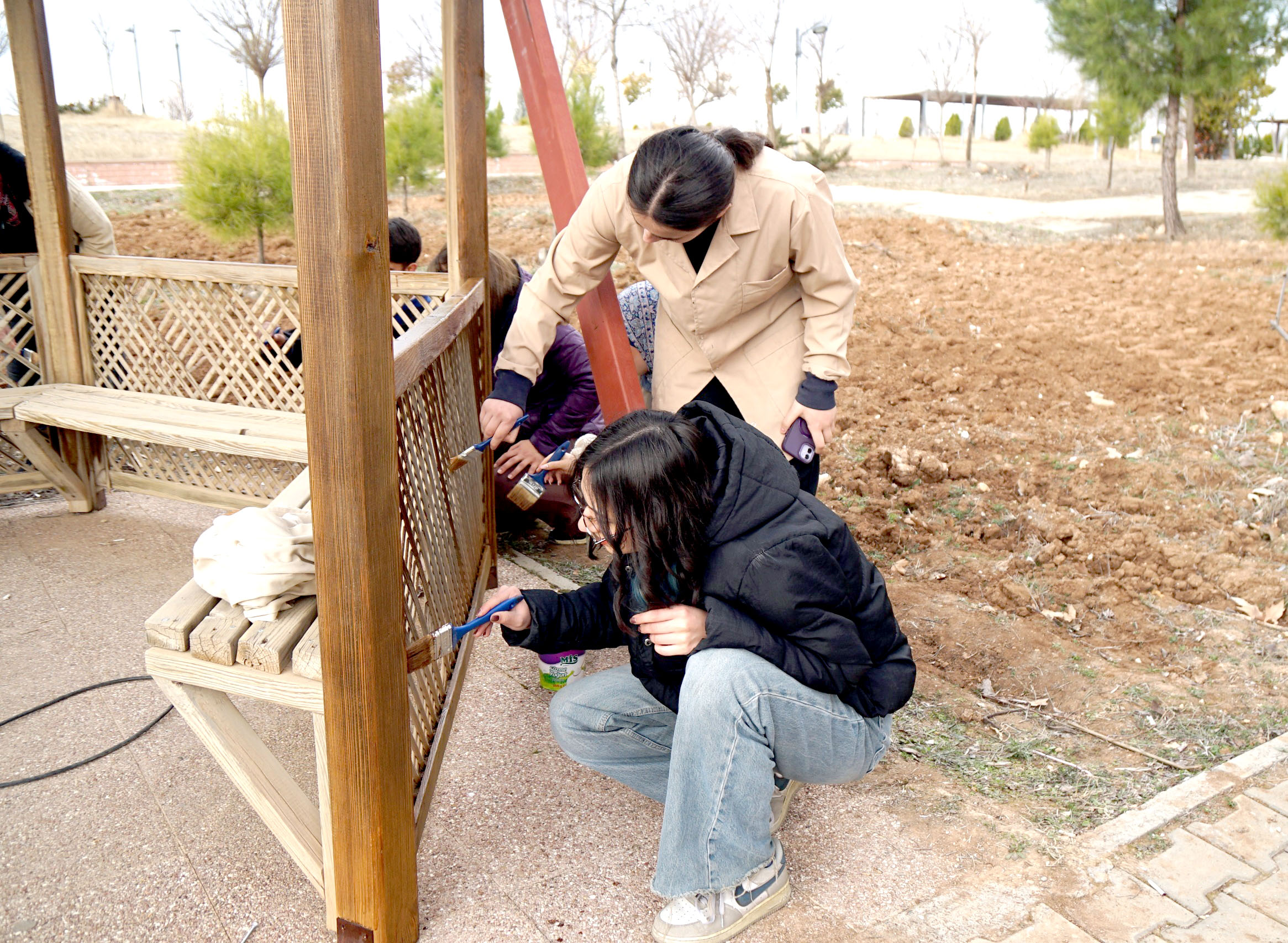 İç Mekan Tasarımı Öğrencilerinden Kamelyalara Bakım Çalışması
