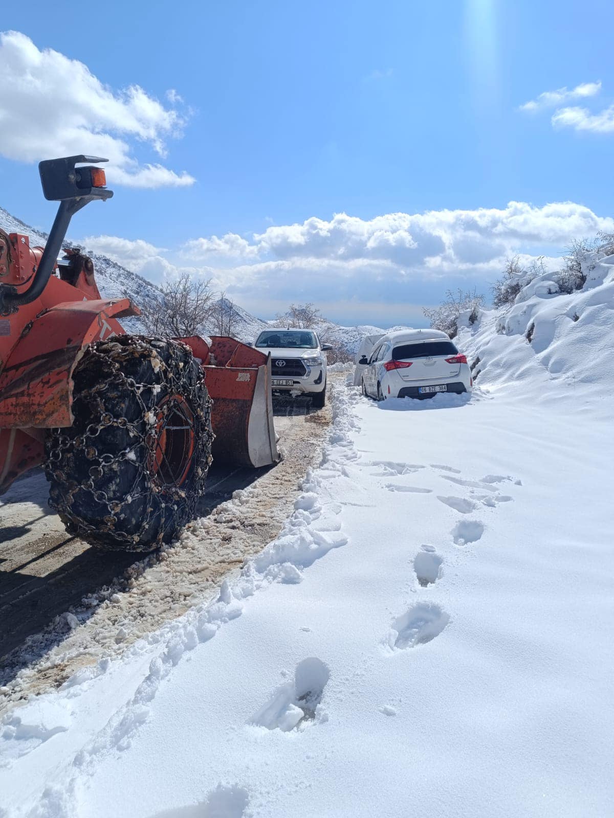 Kozluk’ta kar yağışı sonrası yol açma çalışmaları tamamlandı