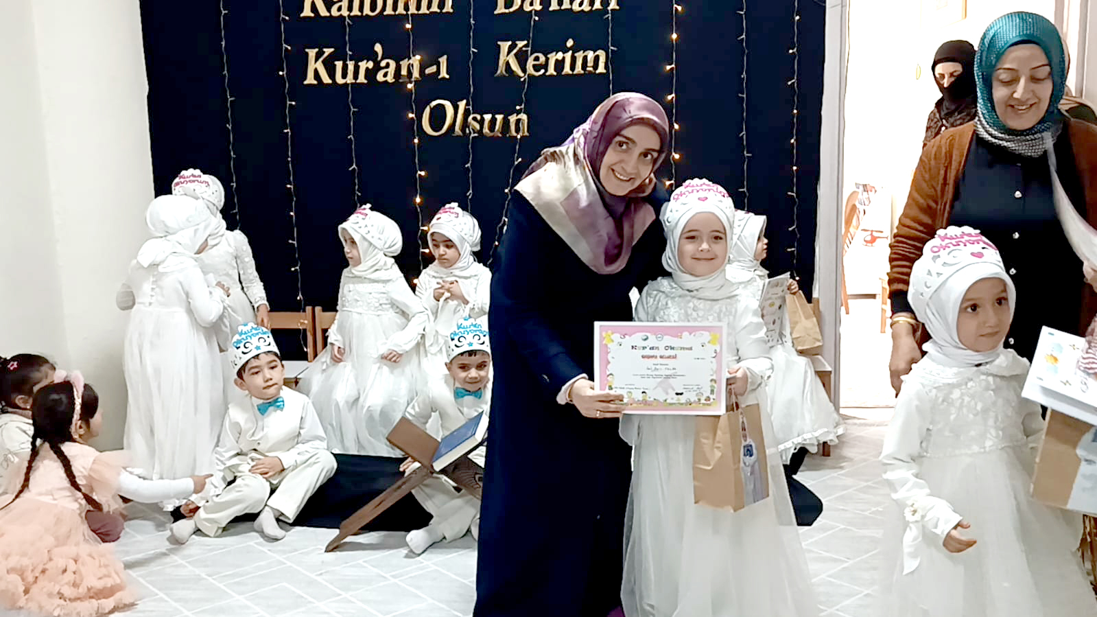 Miniklerin Kur’an-ı Kerim’e geçiş sevinci