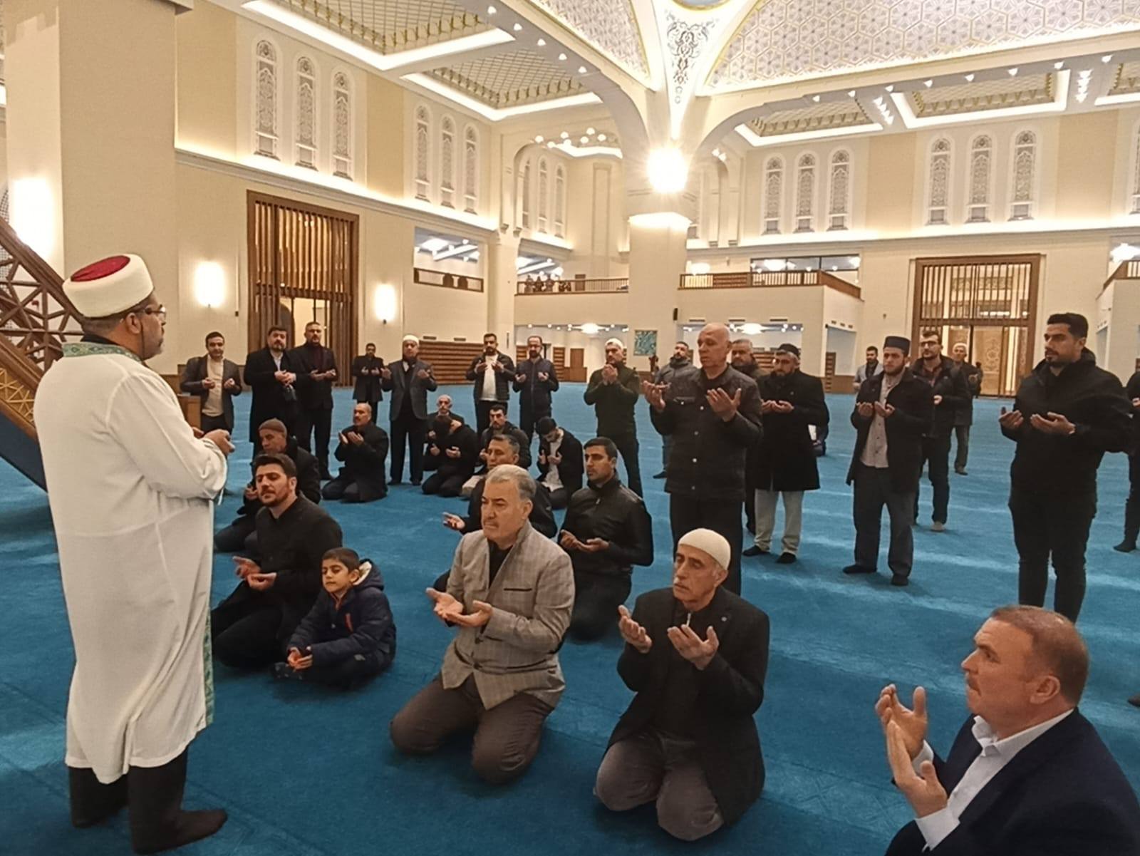 Umre yolcuları dualarla uğurlandı