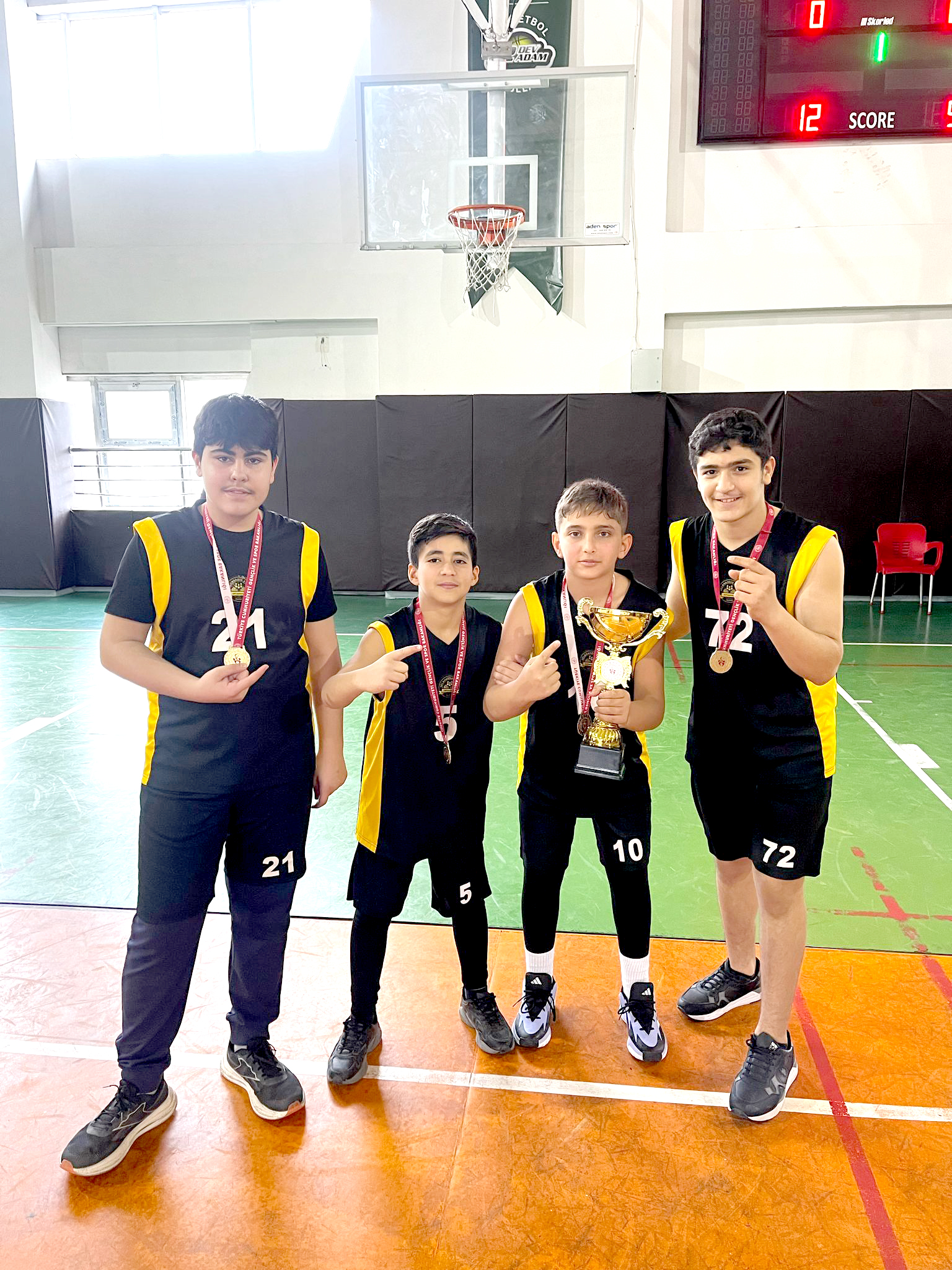 Selahattin Eyyübî Ortaokulu’ndan Basketbolda Çifte Şampiyonluk